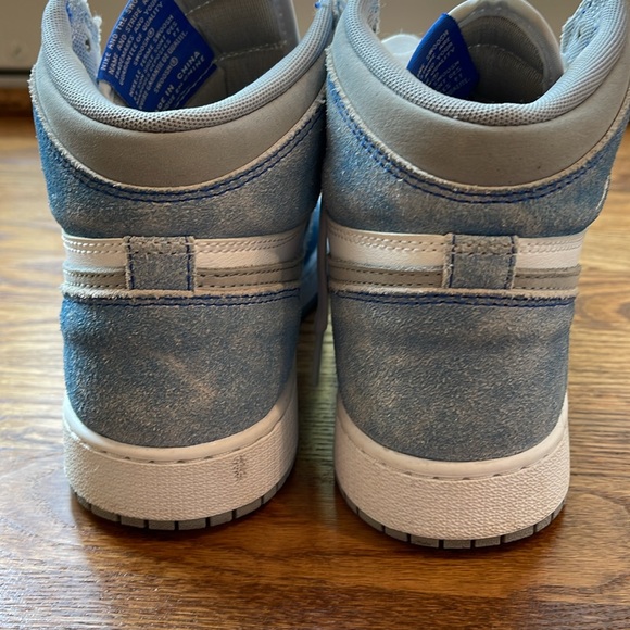 Jordan 1 Retro High Hyper Royal Smoke Grey - Picture 12 of 15